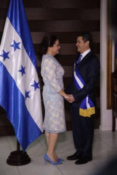 La primera dama Ana García observa a su esposo Juan Orlando Hernández, quien asume hoy su segundo mandato consecutivo,