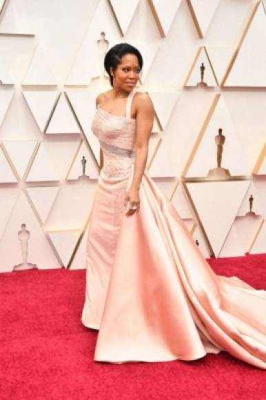 La oscarizada actriz Regina King lució preciosa con este vestido de color rosa.