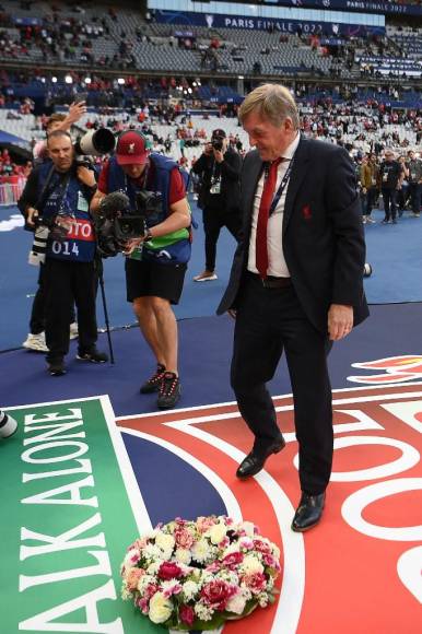 El exjugador inglés Kenny Dalglish es otro de los personajes que han disfrutado en directo la final de la Champions League.