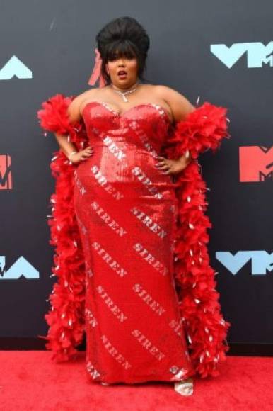 Lizzo en un vestido rojo de Moschino. La cantante llevaba la palabra 'sirena' estampada en su atuendo, para que no quedará duda.