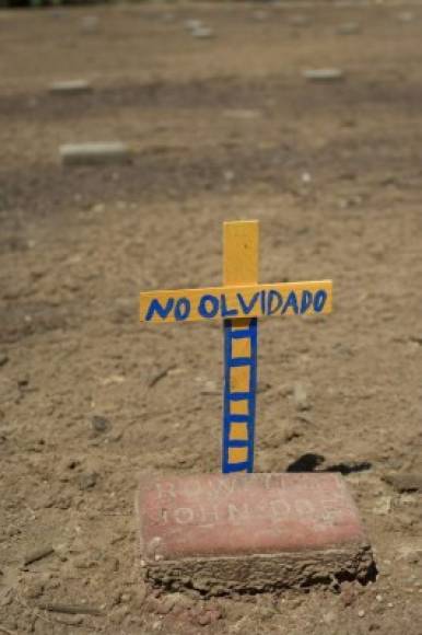 ESTADOS UNIDOS. Cementerio de inmigrantes. Cruz de un desconocido en un cementerio en medio del desierto del Valle Imperial, en California.
