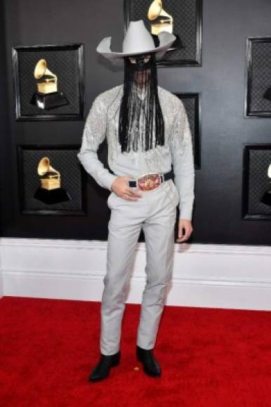 El cantante country Orville Peck no se despegó su característica máscara.