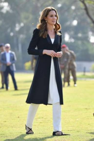 La duquesa llegó al Centro Canino del Ejército en Islamabad con una chaqueta Beulah London Papilio sobre una camisa blanca y pantalones.<br/>