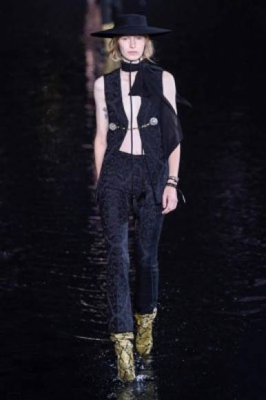 Este original y sexy look forma parte de las propuestas de Primavera-Verano 2019 de la marca Saint Laurent. <br/>