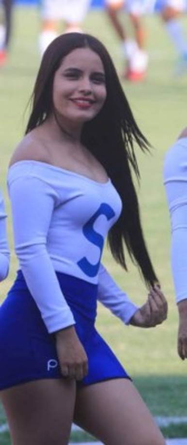 La bella chica nacida de Israel, Yulia Posas, llegó al estadio Nacional y cautivó en el Motagua vs Platense.