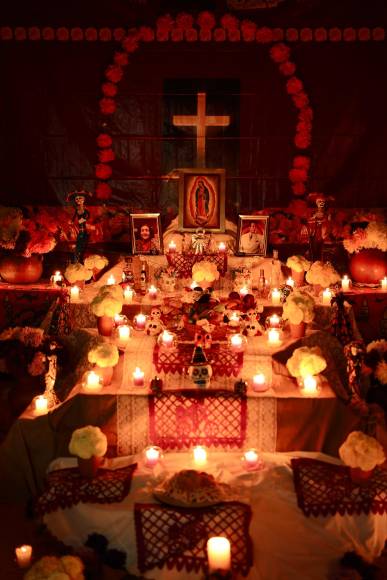 Así se ve el altar con la luz apagada, sin duda, una magnífica impresión plasmada en los asistentes.