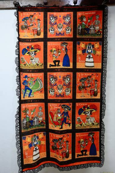 Una de las mantas que estaba en el salón donde se exhibe el altar de Día de Muertos. 