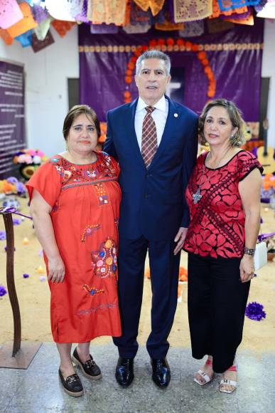 Celia Pinto, Gilberto (cónsul de México) y Maribel Limón