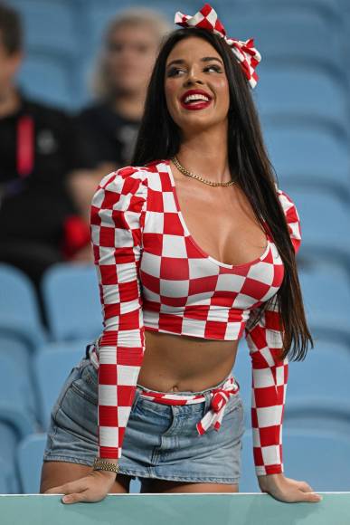 La preciosa fanática croata ha desafiado las normas del pequeño emirato que impiden a las mujeres vestirse sin cubrirse prácticamente de pies a cabeza.