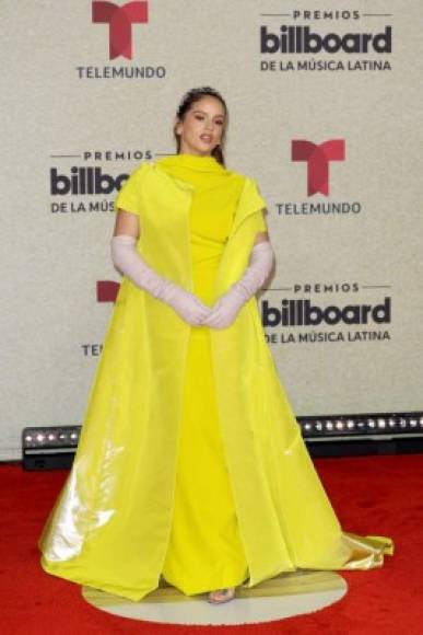 La cantante española Rosalía con un arriesgado vestido amarillo.