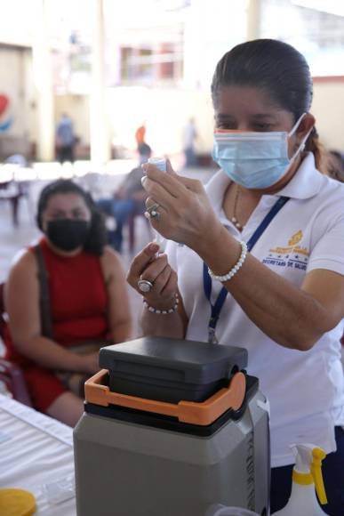 3. Trabajadores de la salud, ya sea pública o privada.