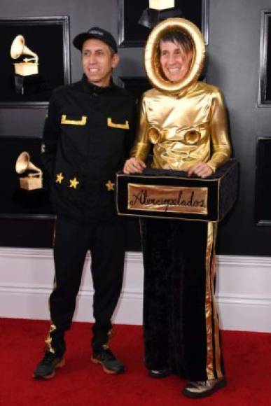 Andrea Echeverria se robó el show vestida como un de los gramófonos dorados de la gala. La vocalista de Aterciopelados no dejó pasar ni un detalle, miren su busto.