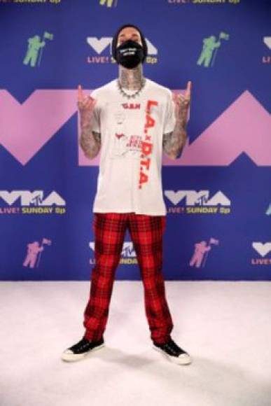 Travis Barker, más conocido por su nombre artístico 'Machine Gun Kelly' apareció con este desaliñado outfit.