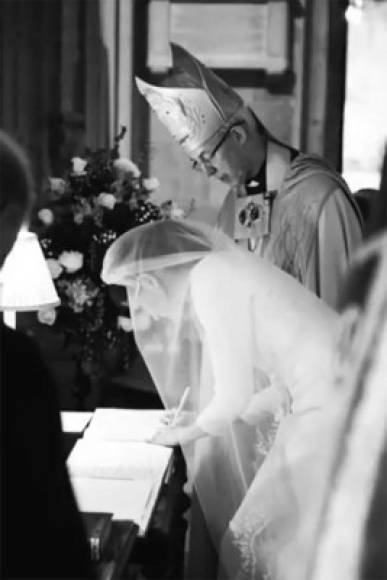 Imagen de la exactriz Meghan Markle firmando para convertirse en la esposa del príncipe Harry.