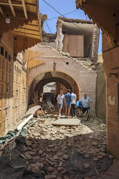 El número de muertos en el terremoto que azotó anoche Marruecos superó la barrera de los mil, hasta los 1.037, en el balance dado hasta las 13.00 hora local, lo mismo que los heridos, que se contabilizaron en 1.204, 721 de ellos graves. 
