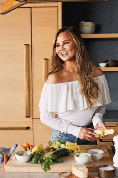 Chrissy Teigen. Sus fans saben que la modelo no pierde el tiempo cuando se trata de comida. <br/>En su segundo libro de cocina: Cravings: hambre por más, comparte aún más de sus recetas favoritas. Explica cómo hacer algunos platillos inspirados en su madre, refrigerios y su famoso pan de banano.<br/><br/>Instagram: @chrissyteigen