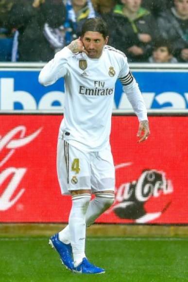 '¡Llámame!'. Sergio Ramos haciendo su ya habitual celebración luego de marcar un gol.