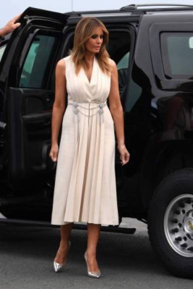 Melania optó por un vestido Gucci sin mangas, plisado y con cinturón, valorado en $ 3,800.<br/><br/>