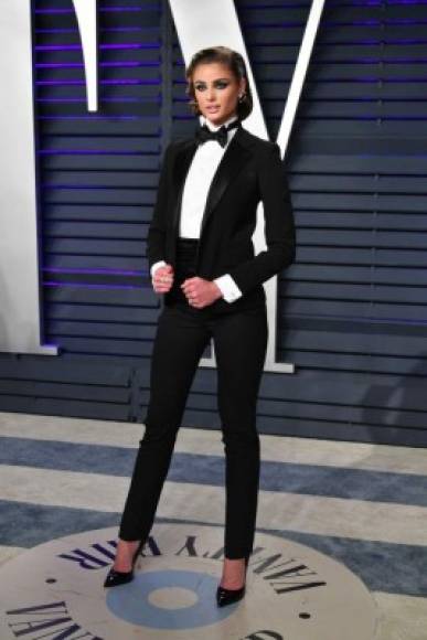 La modelo Taylor Hill rompió las reglas al lucir un tuxedo de Ralph Lauren ajustado a su figura.