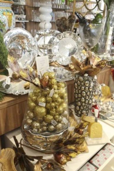 Suntuosidad Los jarrones de cristal repletos de lujosas bolas doradas así como lo mejor de la línea Beatriz Ball está en exhibición. <br/>