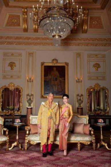Vajiralongkorn se había casado en mayo de 2019 sin previo aviso, a tres días de su coronación, con la actual reina Suthida, una antigua azafata de vuelo que también había formado parte del cuerpo especial de seguridad real.