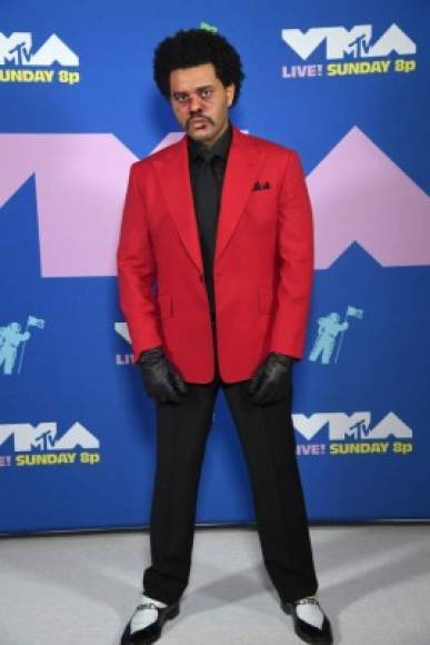 El cantante The Weeknd se apareció con este traje rojo.