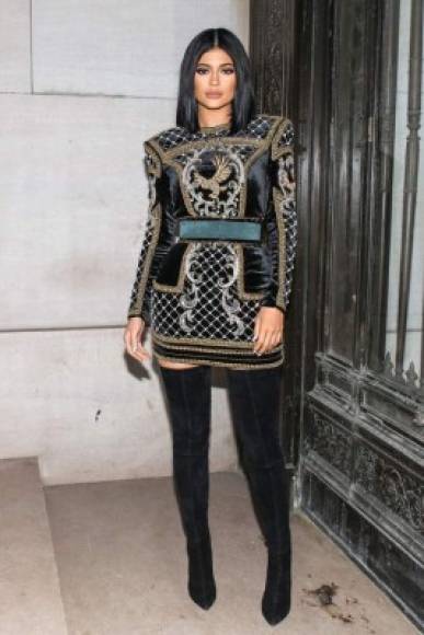 En 2015, fue invitada al lanzamiento de la colección Balmain x H&M, donde portó un vestido negro con detalles bordados en dorado y plata y botas largas negras de la casa de moda francesa.