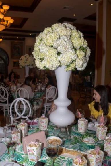 Las invitadas fueron recibidas con deliciosos postres. La estancia fue decorada con muchas flores.