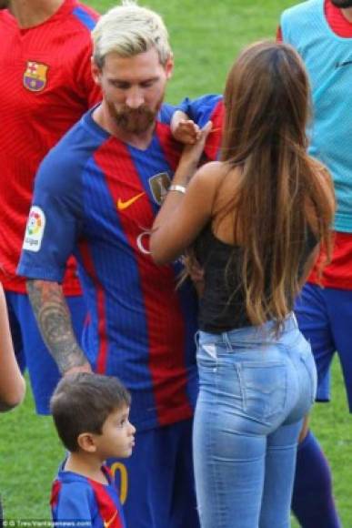 Siempre discreta y en un segundo plano, tanto Roccuzzo como sus padres, dueños de una cadena de supermercados, quisieron alejarse del ruido mediático afirmando que ellos no eran famosos. Pero al ser la novia de Messi eso fue imposible.