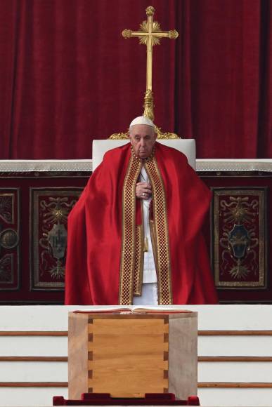 Al término de la sepultura, de pie, ayudado por su bastón y sin paramentos, Francisco bendijo el ataúd y lo tocó con su mano para despedirlo.