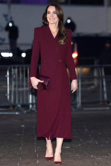 La princesa de Gales lució radiante con un abrigo de Eponine London en color burgundy y tacones a juego.