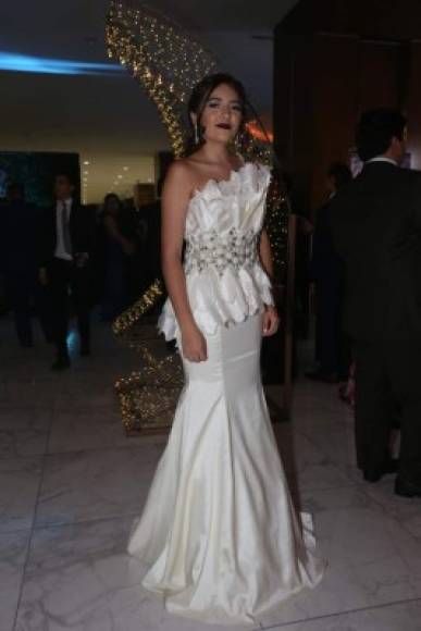 Michelle Obregón, otra de las bellas y elegantes jóvenes graduadas de la Inter.