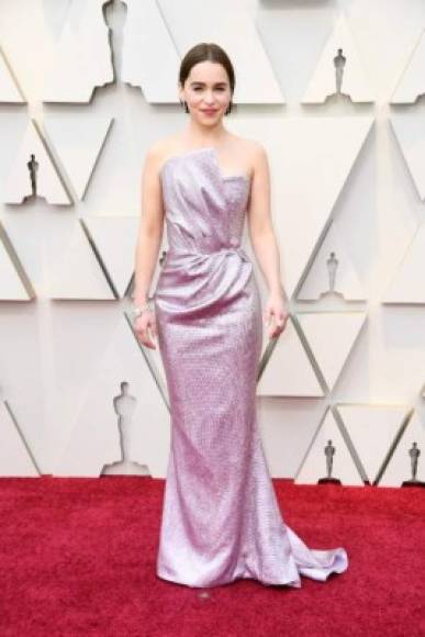 La madre de los dragones Emilia Clarke fue una de las primeras en llegar a la gala con un vestido rosa en tonos metálicos.