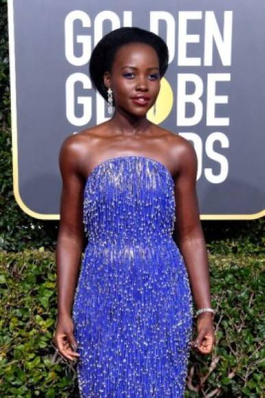 Lupita Nyong'o llegó bellísima a la entrega 76 de los Globos de Oro.