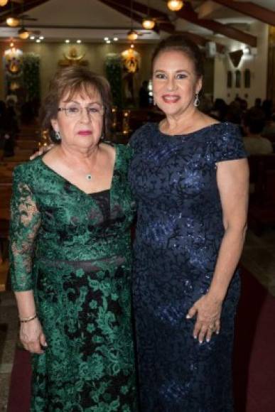La madres de los novios Cristina Hawit y Elda Echeverri.