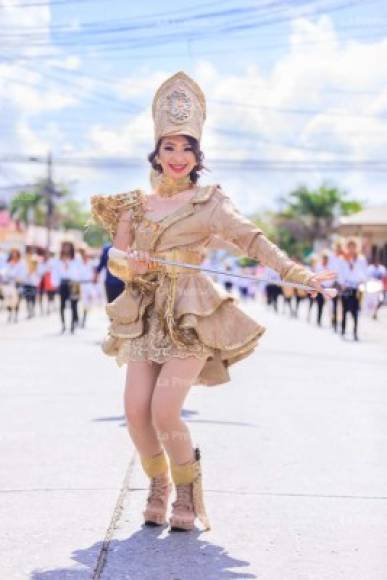 Los bellos trajes en tonos dorados fueron diseñados por el maestro Celeo Pineda, docente en el Instituto Ebenezer.<br/>