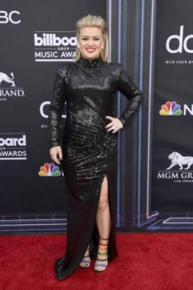 Kelly Clarkson llegó en un entallado vestido negro.