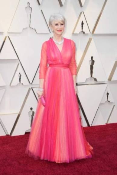 Helen Mirren, de 73 años, dejó claro que no hay edad para jugar con los colores. La actriz británica lució divina un delicado vestido de tul en tonos rosa.