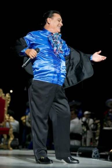 Juan Gabriel, vestido de traje negro con una camisa azul, actuó acompañado de una 'banda completa de mariachi', una orquesta y un grupo de más 20 bailarines.