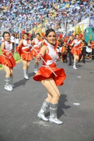 Michelle Ordóñez, una de las palillonas más bellas en estos desfiles patrios, representa al instituto San José Del Pedregal de Tegucigalpa.