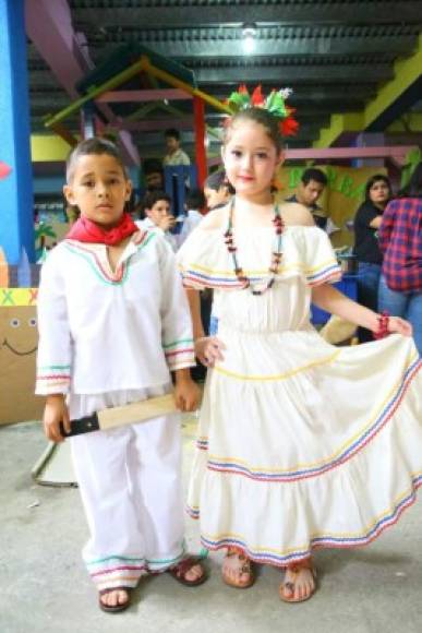 Dos niños con trajes típicos en honor al Indio Lempira.