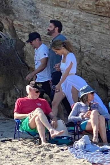 El actor Matt Damon invitó a su amigo Ben Affleck y la novia de este, Jennifer López, a dar un paseo por la playa de Malibú, California.Los tres fueron captados mientras caminaban por la arena. JLo lucía espléndida y muy fresca con un traje blanco.