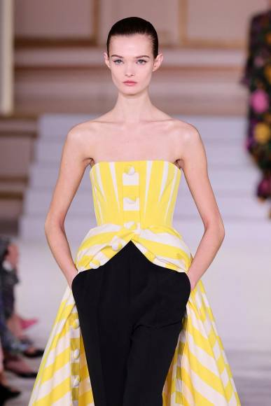 NEW YORK, NEW YORK - FEBRUARY 13: A model walks the runway for Carolina Herrera during New York Fashion Week: The Shows at The Plaza Hotel on February 13, 2023 in New York City. Theo Wargo/Getty Images/AFP (Photo by Theo Wargo / GETTY IMAGES NORTH AMERICA / Getty Images via AFP)