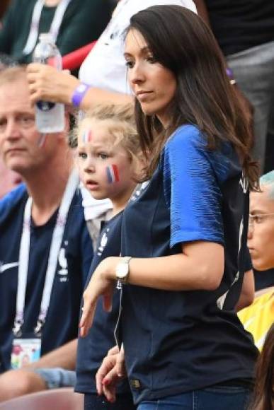 Ella es la esposa del delantero francés Oliver Giroud, considerado por muchas chicas como uno de los jugadores más bellos del Mundial.<br/>