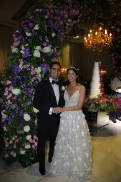 Daniel Yuja y Daniela Kattán se casaron en un idílico ambiente repleto de flores y colores.