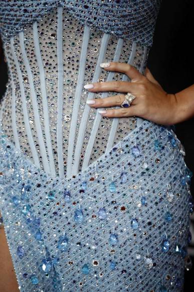 El detalle que más destacó fue que el vestido estuvo completamente cubierto de cristales Swarovski, de diferentes tamaños y tonalidades.