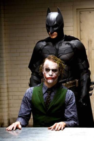 4- The Dark Knight (El caballero de la noche)- 2008<br/><br/>Calificación 9/10 IMDb - 94% Rotten Tomatoes<br/><br/>La interpretación ganadora del Óscar de Heath Ledger como el 'El Guasón' (The Joker) en la película de Batman 'The Dark Knight' es probablemente una de sus caracterizaciones más memorables del actor, antes de The Dark Knight, era difícil para muchas personas ver a alguien más que Jack Nicholson como The Joker. <br/><br/>