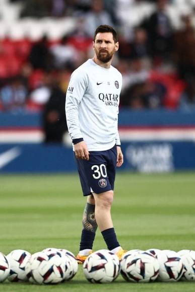 Messi volvió a ser titular y en el momento que anunciaron que iba a jugar, la afición del PSG inmediatamente lo abucheó.