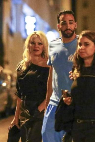 Pamela Anderson y Adil Rami se dejaron ver el año pasado en un reconocido restaurant de Francia. Luego estuvieron alojados durante un fin de semana en un lujoso hotel en Mónaco.