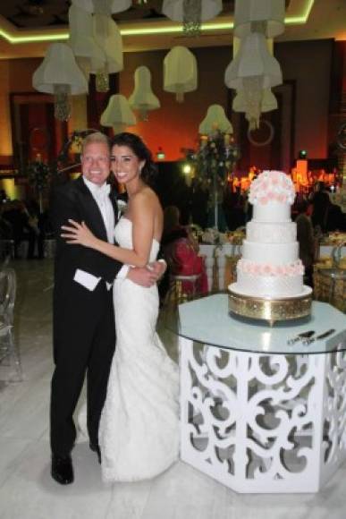 Ivanna & Jon <br/>Invitados de Estados Unidos y Honduras celebraron el casamiento Tye Molina. Fue una recepción llena de glamur y felicidad nupcial.